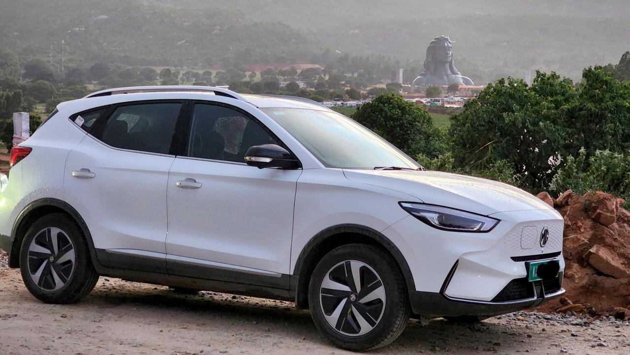 ZS MG ZS EV 2025 का फ्यूचरिस्टिक डिज़ाइन और EV तकनीक