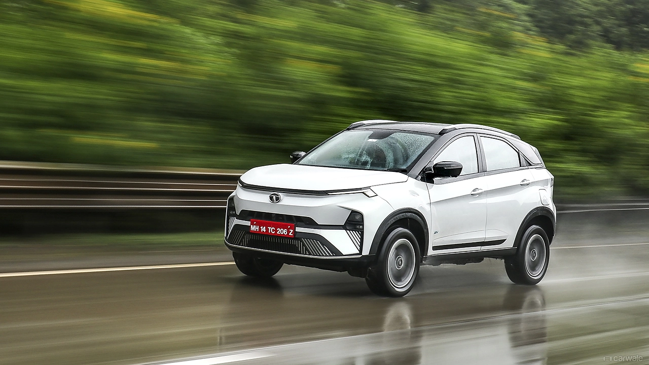 tata-nexon-ev-left-front-three-quarter0 Tata Nexon EV Facelift 2024 का नया डिजाइन और इलेक्ट्रिक SUV लुक